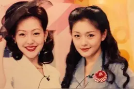 有种“淑女”叫大S女儿，坐在椅子上捂嘴笑，网友：这才是教养图片