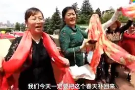大妈们带50条丝巾到景区拍照，大喊要把春天补回来图片