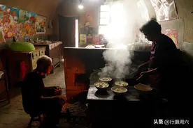 农村7旬老人给孙子连包3天饺子，言说他干了长脸事，要厚待图片