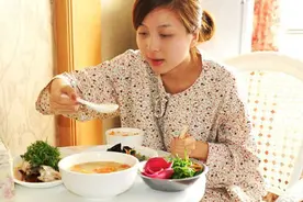 产后喝鸡汤，选公鸡好还是母鸡好？产后一周饮食有讲究，建议收藏图片