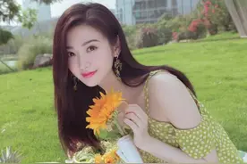 果然微胖才是yyds，景甜穿吊带裙打扮清纯，惊艳不输司藤图片