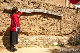 宁夏老巷子还原西海固当年贫困样，火炕沿上放木头挖凹槽，为啥？图片