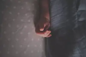 宝宝从床上摔下来，怎么办？千万警惕这些情况，第一步很关键图片