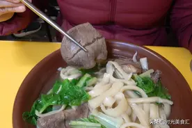 面馆请“日本明星”做刀削面，食客夸面条口感好，老板心里美滋滋图片