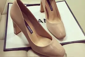 细跟高跟鞋累脚？这7款采用粗跟设计，让你轻松驾驭图片