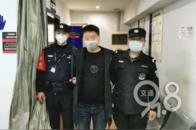 神操作！火车站一男子随身带瓶尿，还称是中药！图片