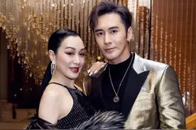 50岁钟丽缇晒与张伦硕合照，披皮草如贵妇，大老公12岁看不出图片