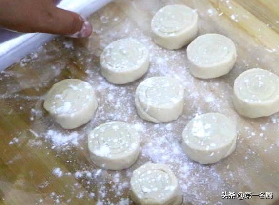 家常发面饼这样做真地道，蓬松暄软，好看又好吃，凉了也不会硬