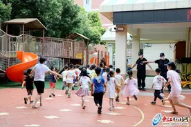 晋江：“歹徒”持械闯入幼儿园，老师们拿起拖把、扫把抵抗？图片