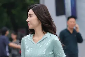 街头吸睛美女，谁看见都想多看两眼。图片