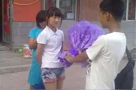 12岁男孩校园告白女生，当众拥抱和亲吻，网友：父母不管教的下场图片