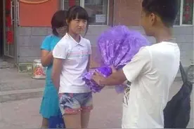 12岁男孩校园告白女生，当众拥抱和亲吻，网友：父母不管教的下场图片