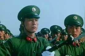 回顾1984年大阅兵，正步劈枪气势足，刺刀紧贴战士耳根图片