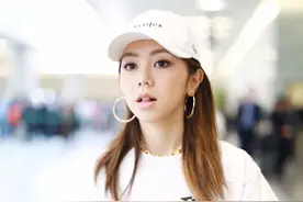 邓紫棋穿运动裤搭配高跟鞋，相当有个性了图片