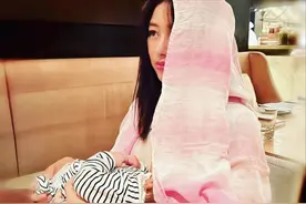37岁朱珠晒产后哺乳照，淡妆出镜眼神坚定，初为人母美貌依旧图片