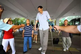 世界第一高鲍喜顺，娶小28岁娇妻59岁得子，网友：儿子多高？图片