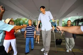 世界第一高鲍喜顺，娶小28岁娇妻59岁得子，网友：儿子多高？图片