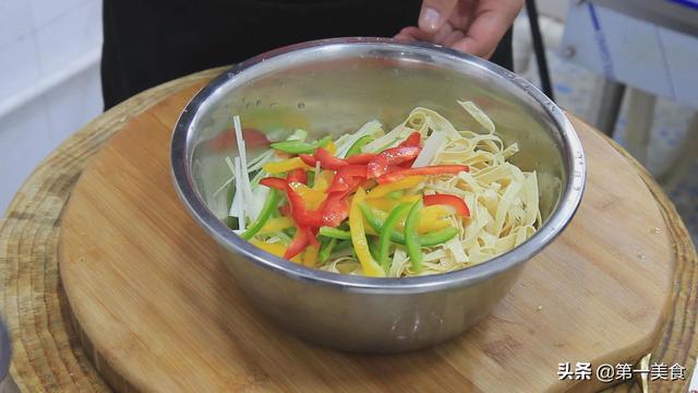 厨师长教你做“麻辣油皮”，好吃开胃下酒小菜，豆皮劲道不易碎