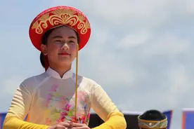 中国有一个特殊的民族，是从越南移民来的，他们的春节有哪些特色图片