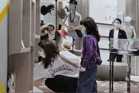 洪欣商场购物出手豪气 电梯上弯腰给女儿系鞋带超温馨图片