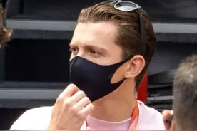 荷兰弟穿粉T晒肌肉，为耍帅不好好戴口罩，网友却关心他的发际线图片