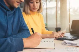 结婚后你家谁管钱？过得好的夫妻这样说图片