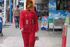 一个是“睡衣妈妈”，一个是“选美妈妈”，不同穿衣影响孩子成长图片