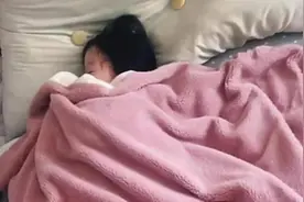 女儿主动上床睡觉，妈妈感觉不对劲，掀开被子后想抡棍子图片