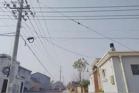 农村老人早晨起床，首先把大门打开，这不是习惯，是有说法的图片