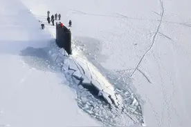 俄罗斯潜艇高调破冰，这背后有什么含义？竟让西方坐立不安图片