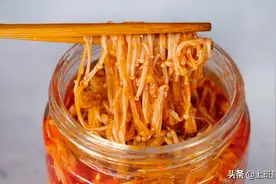 做法超简单的麻辣红油金针菇，几分钟就能做一大盘，超下饭图片