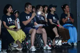 阔太罗海琼罕见现身，与李亚鹏参加公益活动，瘦到撑不起裤子？图片