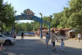 游览武汉城区海洋世界：炎热夏季游人如簇，这个展馆成避暑好地方图片