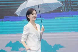 佟丽娅脚踩15cm细针跟，绑透明胶带才能走路，网友直呼太心疼图片