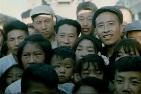 1959年中国老百姓的照片，日子过的紧巴巴的，却露出幸福的笑容图片
