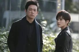 47岁潘粤明带小10岁女友逛街，亲密揽肩显甜蜜，精挑细选大方买单图片