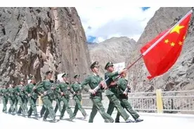 我国有座特殊的桥，武警24小时守卫，途径者和车辆必须接受检查图片