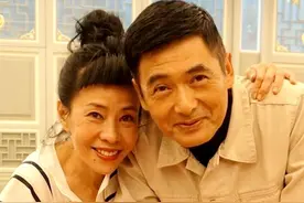 娱记曝周润发夫妻近况，生活节俭至今无子，身价50亿买菜还欠钱图片