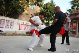 河南农村大叔扎好马步，让人排队猛踢裆部：再使点劲，一点也不疼图片