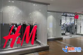 实探风波中的H&M门店！试衣间门口不少顾客排队试衣，店员表示不太清楚图片