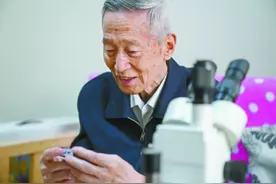 凭一个弹壳破案，半枚指纹找真凶！这位刑侦痕迹检验专家如何做到图片