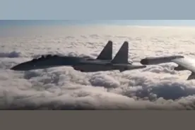 美军侦察机来犯，中国战机强势驱赶，用中英双语警告图片