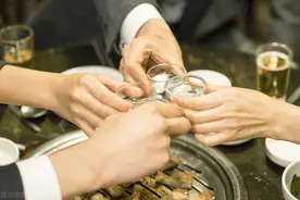 男子喜提新车后聚会庆祝 醉驾上路被交警查处图片