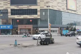拘了！好好的红绿灯，你撞它干嘛？图片