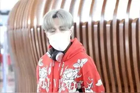 张艺兴银发造型挺帅的，穿卫衣配短裤走机场，却暴露了五五分身材图片