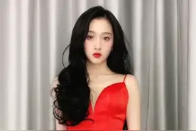 关晓彤好事将近？在家穿液体裙拍手势舞，却因“小腹隆起”引热议图片