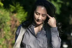 孟晚舟、姚安娜同穿条纹装，俩人虽然是同一个父亲，但气质不一样图片