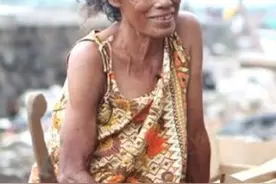 74岁菲律宾老妇潜水拾荒，水中自信大方如美人鱼，每天捡13块养家图片