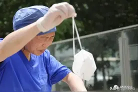 摘下N95，她倒出了半口罩的汗水……图片
