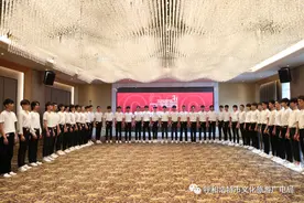 2021中国职业模特大赛走进“美丽青城 草原都市”图片